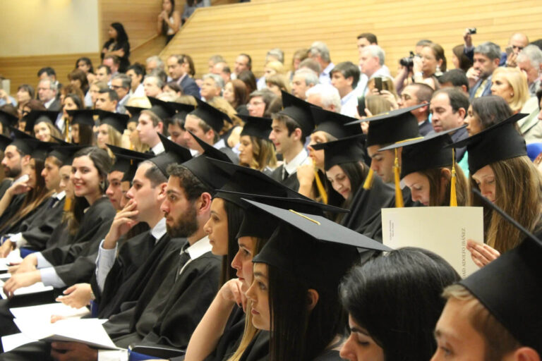 ¿Vale la pena estudiar universidad? Depende